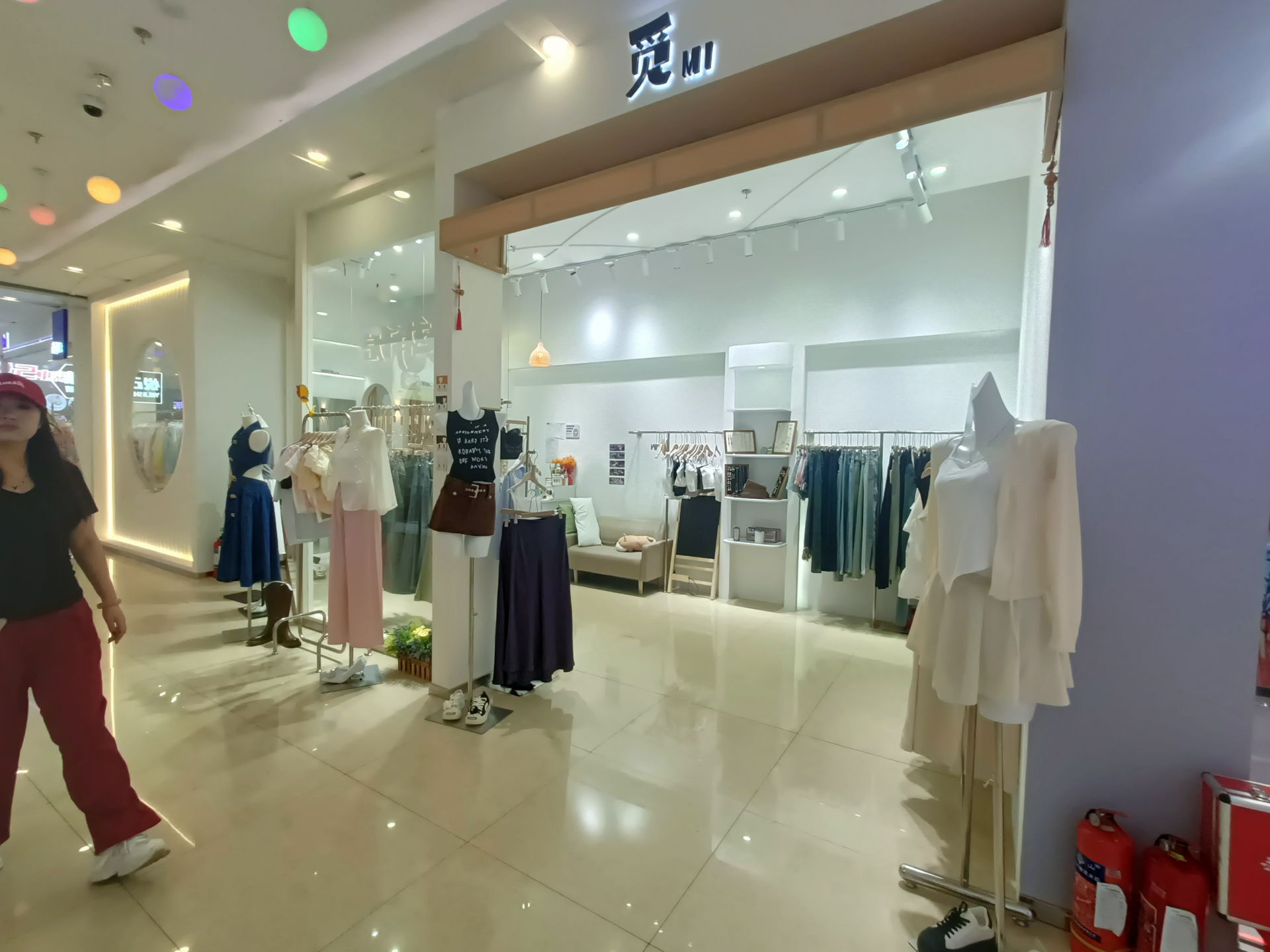 高新栖乐荟商场内 女装 服装店出兑
