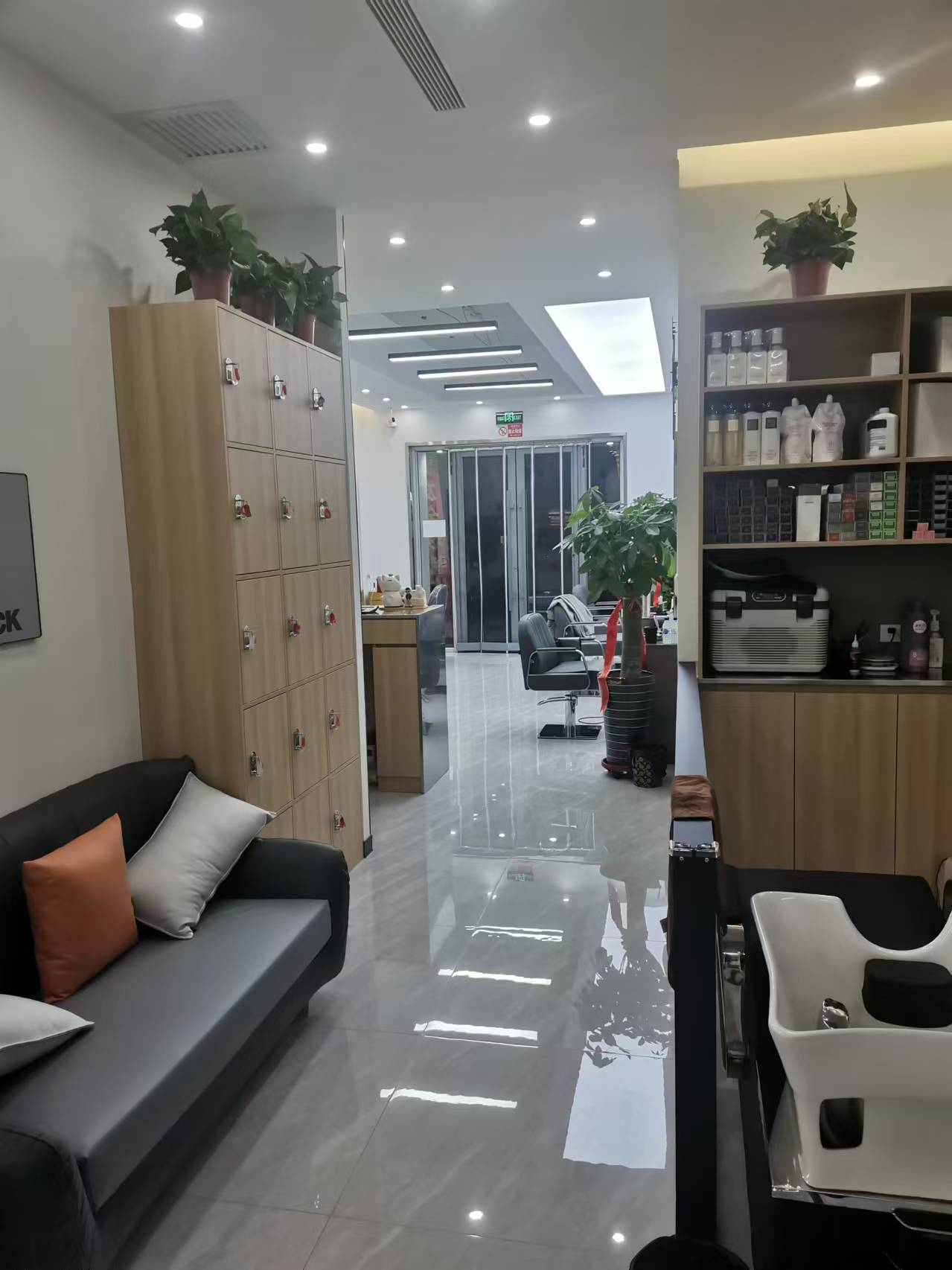 绿园区中海景阳公馆b区美发店美甲出兑