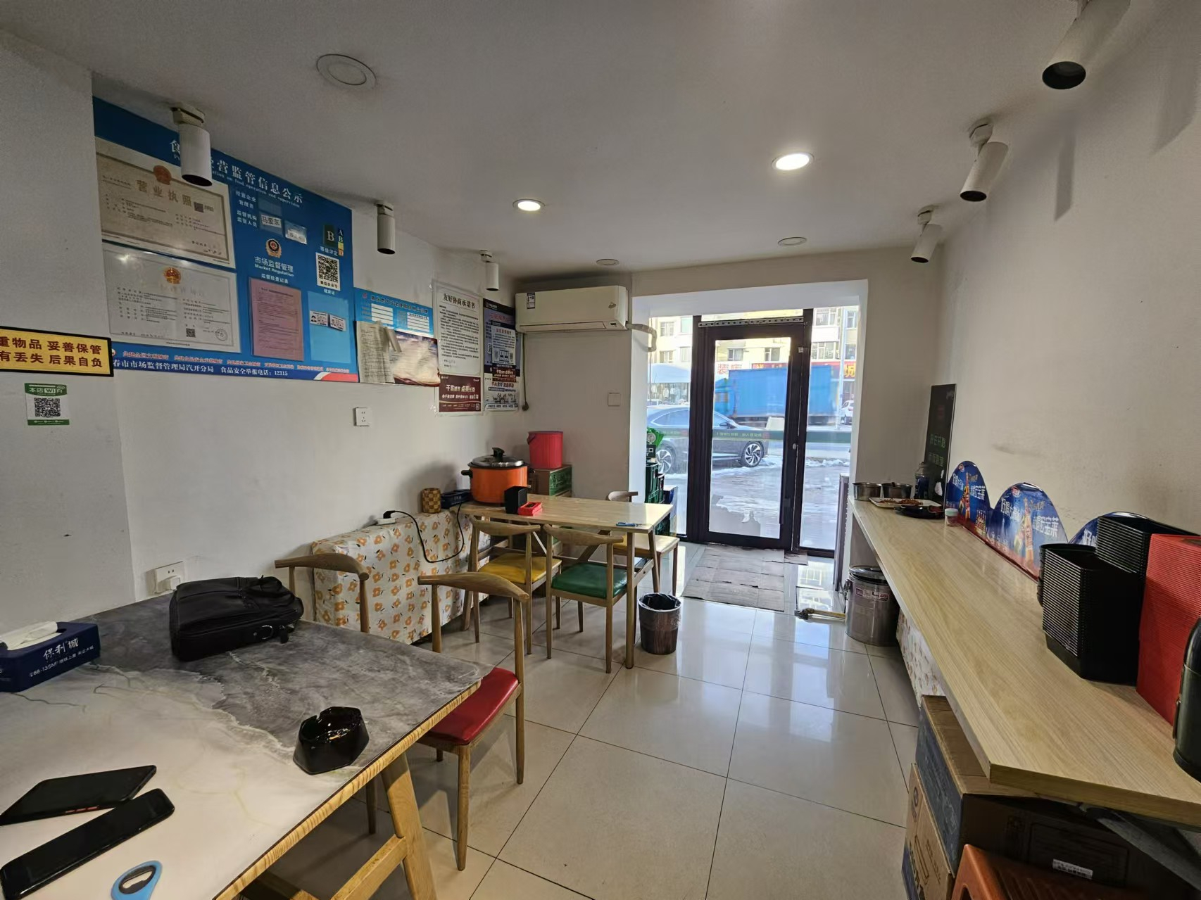 快餐店出兑，因为家中有急事无力经营空屋转让也可，兑品牌也可以