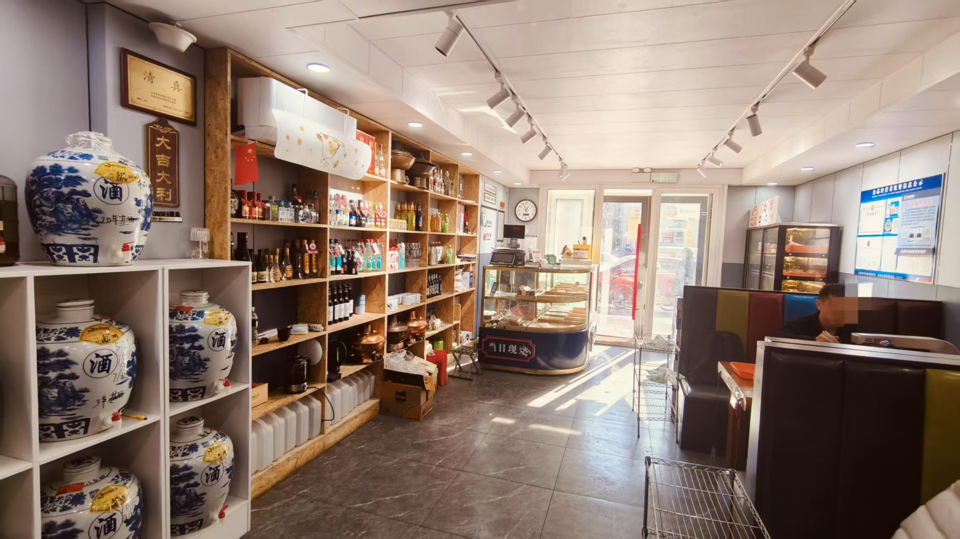 高新橡树园商业街烤肉店出兑，饭店出兑，带烟证 ，多个小区围绕