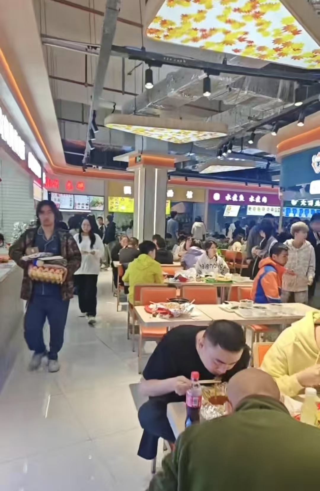 龙翔广场附近CBD美食城出兑