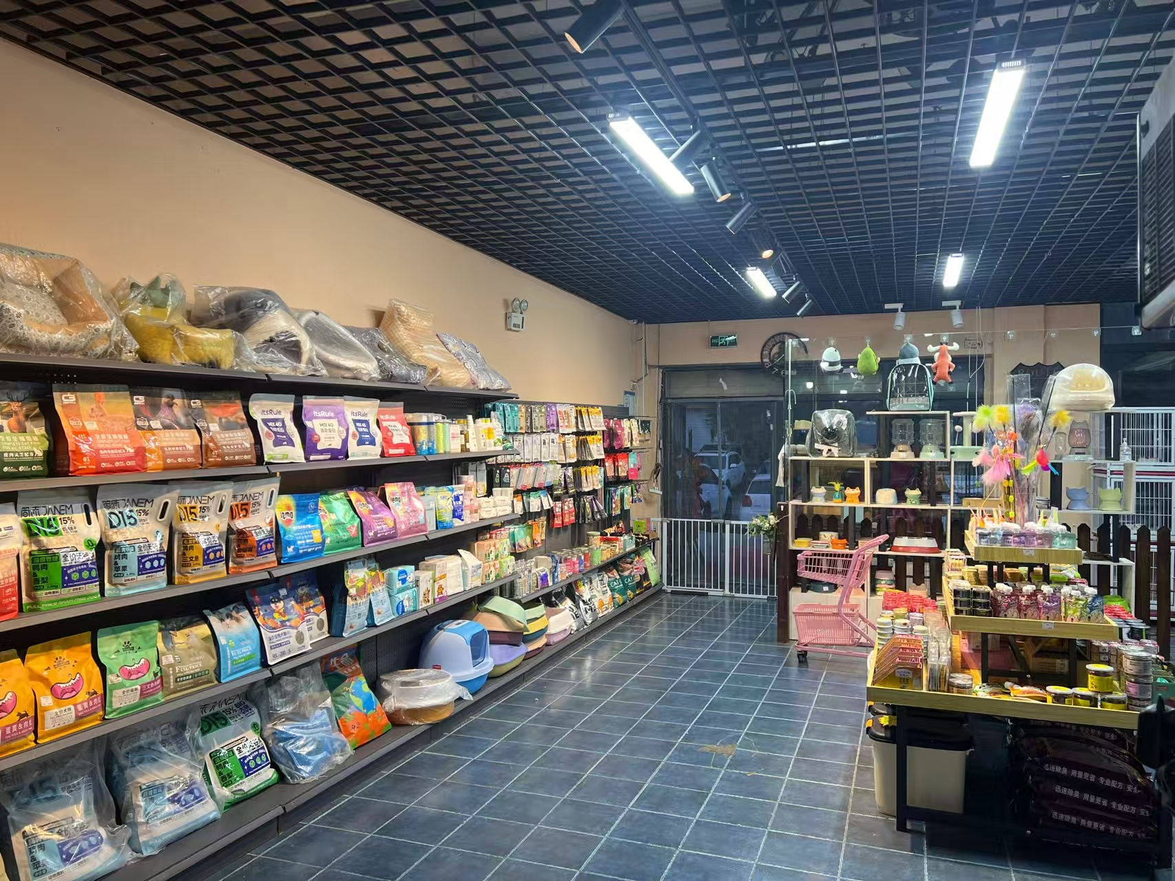 万科蓝山小区宠物店出兑 有稳定客源