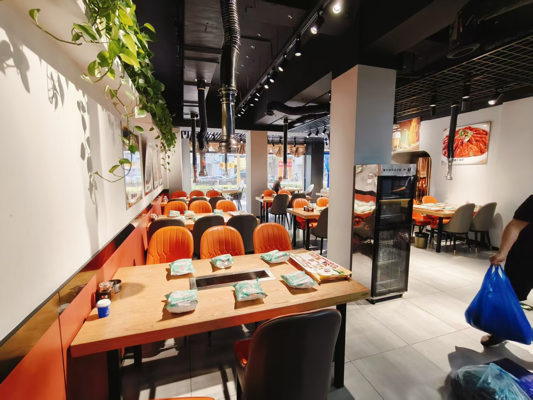 牌匾大落地窗烧烤店出兑转让