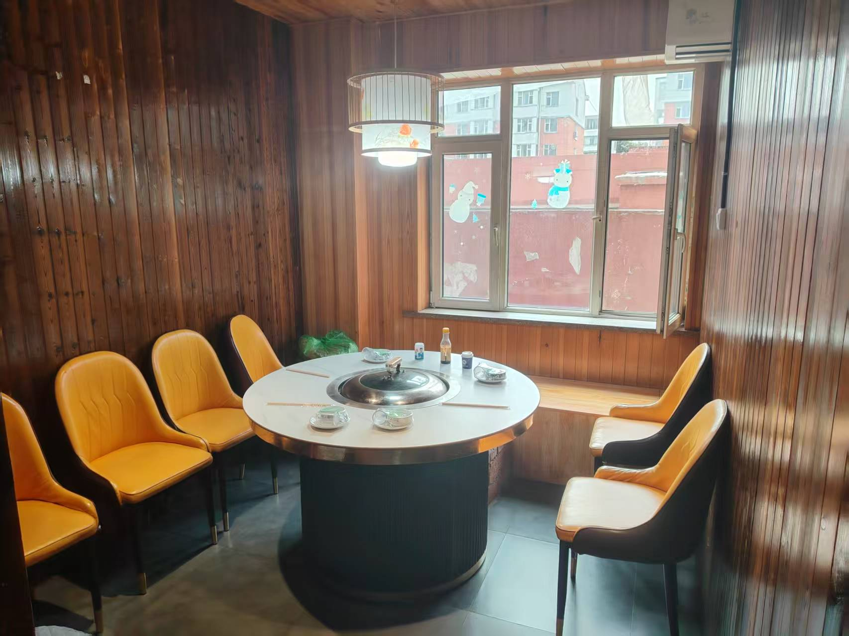 宽城区全新装修铁锅炖餐饮店出兑