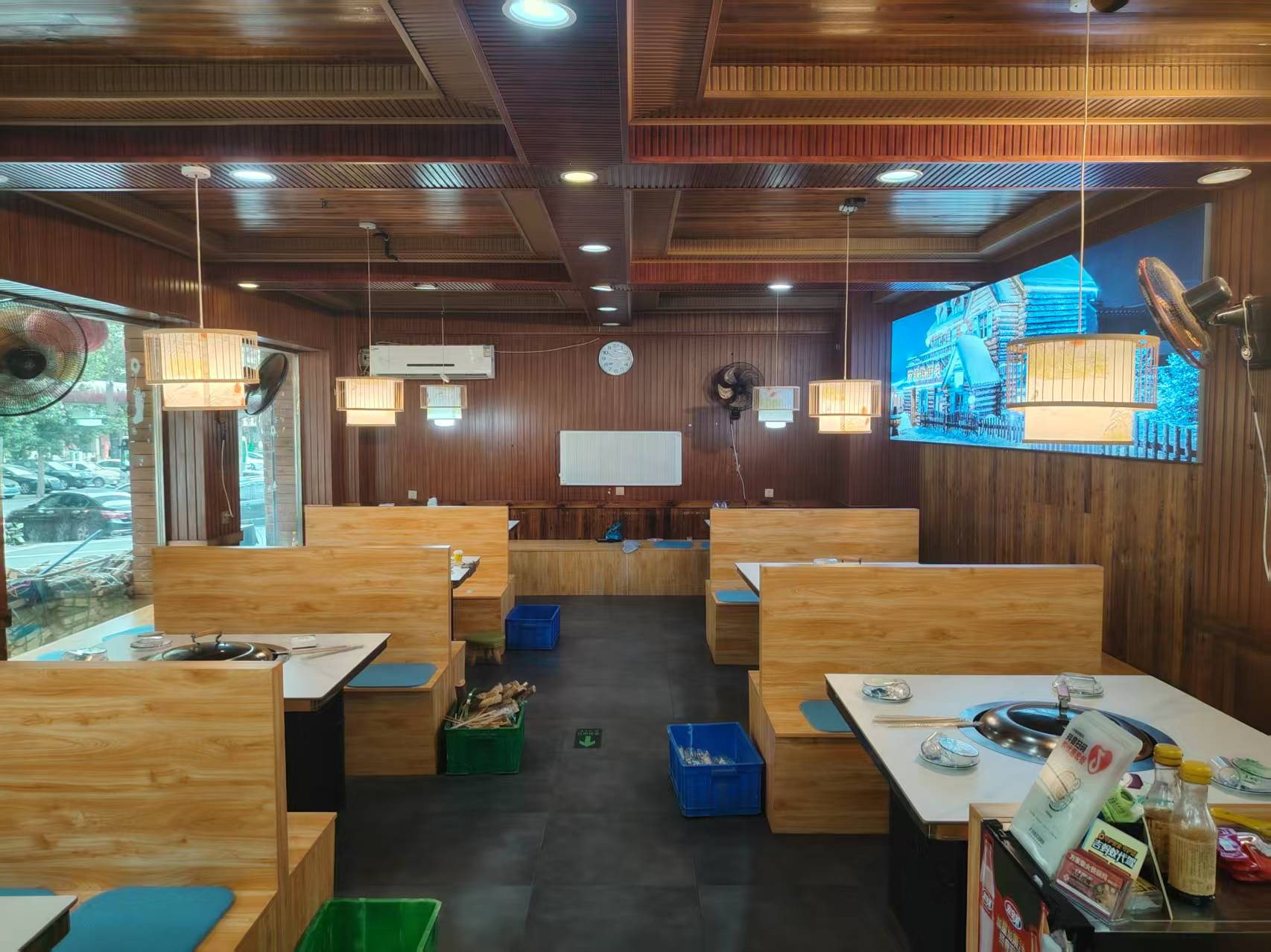 宽城区全新装修铁锅炖餐饮店出兑
