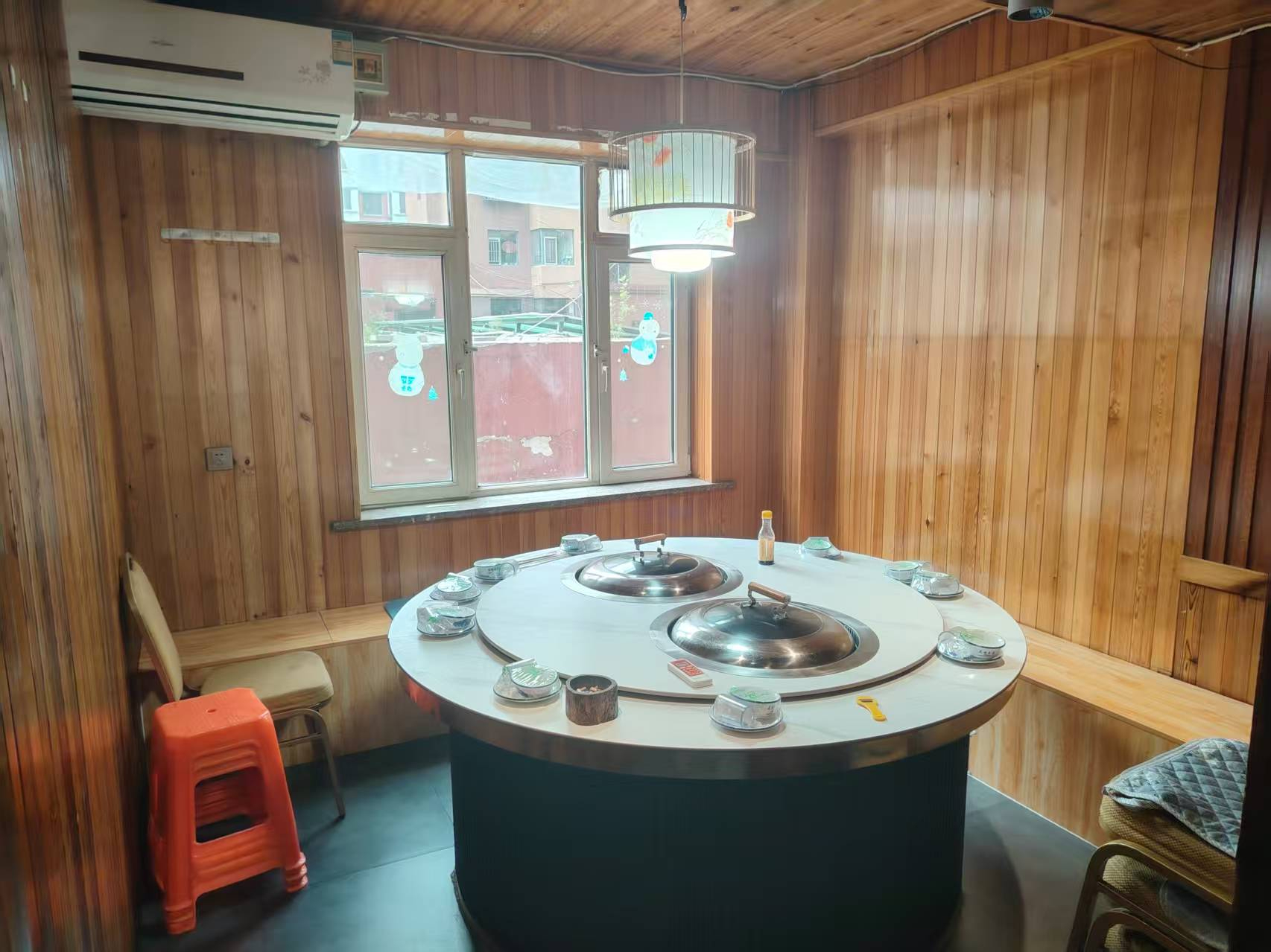 宽城区全新装修铁锅炖餐饮店出兑