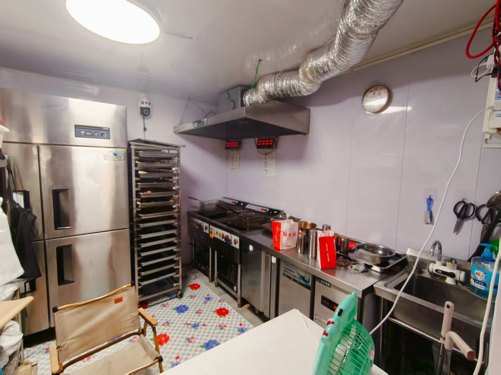 娜奇美商场门口第三家炸鸡店出兑，炸货店出兑